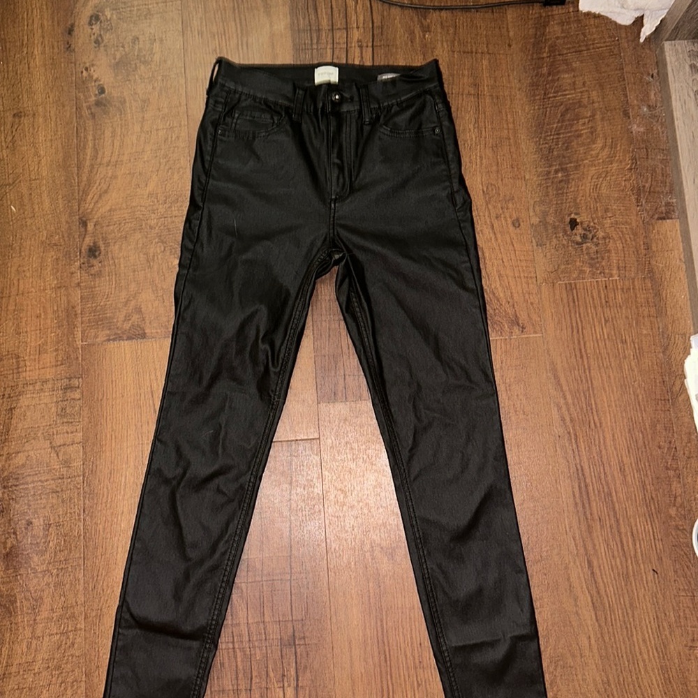 a similar fabric as leather so when it is worn, it will have no wrinkles